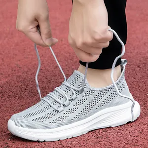 Sneaker grigie traspiranti in flyknit con suola bianca spessa per sport e relax