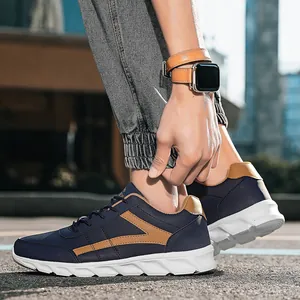 Sneakers casual uomo blu e marroni con suola bianca spessa e design alla moda