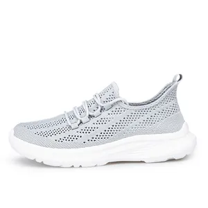 Scarpe da camminata in mesh grigio traspirante con suola bianca per uomo e donna