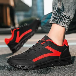 Sneakers casual da uomo nere leggere con strisce rosse a V e suola spessa ammortizzata