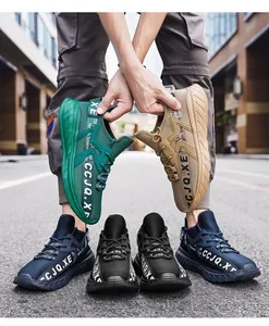 Dettaglio di scarpe da corsa leggere e traspiranti con cinturini stampati CCJQ.XE