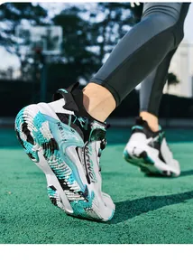 Detailansicht der rutschfesten Sohle und Mesh am weißen und türkisen Basketballschuh