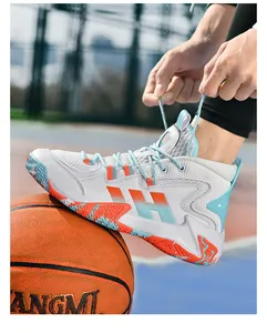 Détail de chaussures de basket montantes avec rayures dégradées et semelle en caoutchouc