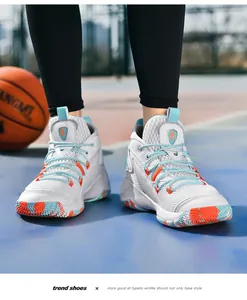 Vue macro des chaussures de basket en mesh respirant avec semelle en gomme camo