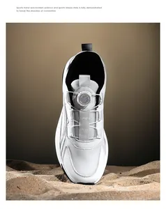 Detailopname van witte ademende mesh sneaker met handig draaisluiting vetersysteem
