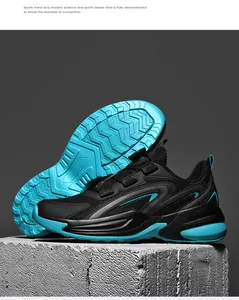 Detail van ademende zwarte mesh en antislip dikke blauwe zool voor sportieve hardloopschoen