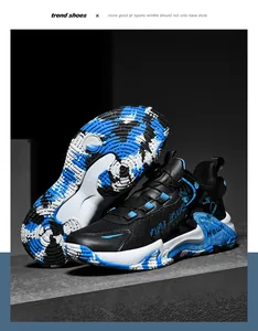 Detail der blau-weißen Camouflage-Gummisohle dieser rutschfesten Basketball-Sneaker