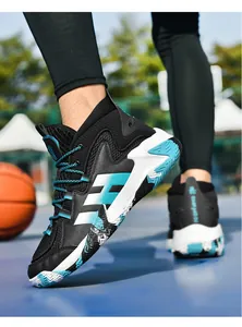 Vue détaillée de la semelle en caoutchouc et de la texture mesh sur chaussures de basket