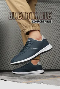Detail van donkerblauwe leren sneakers met mode-logo en duurzame stikselstructuur