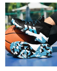 Détail de chaussures de basket montantes avec semelle en caoutchouc camouflage antidérapante