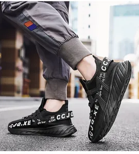 Dettaglio di scarpe da corsa nere da uomo con mesh traspirante e cinturini con logo