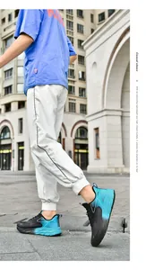 Nahaufnahme der blau-schwarzen atmungsaktiven Sneaker mit Dämpfung an einem Model