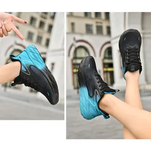 Detailansicht der atmungsaktiven schwarz-blauen Laufschuhe mit gedämpfter dicker Sohle