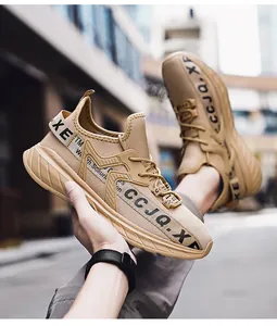 Dettaglio del tessuto mesh traspirante kaki e scritte nere sulla scarpa sportiva casual