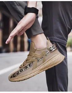 Dettaglio scarpe da corsa kaki in mesh con suola antiscivolo su strada urbana