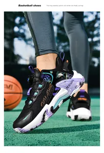 Detail von Profi-Basketballschuhen mit Drehverschluss-Schnürsystem auf dem Spielfeld