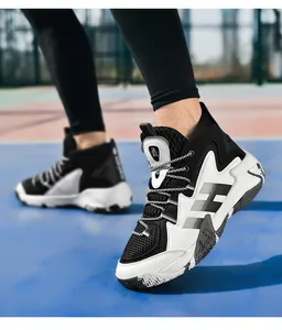 Gros plan sur chaussures de basket mid-top légères avec tige en mesh et semelle en caoutchouc