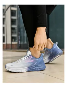 Detaillierte Ansicht der lila Laufschuhe mit atmungsaktivem Mesh und dicker Dämpfungssohle