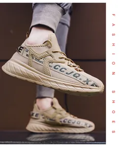 Dettaglio di sneaker in mesh kaki con suola spessa e design in stile street