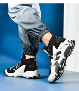 Gros plan de chaussures de basket montantes avec mesh respirant et semelles en caoutchouc