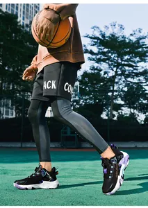 Aktionsfoto von Basketballschuhen mit Drehverschluss auf einem Outdoor-Platz