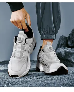 Detail van ademende herensneaker met een automatisch roterend gespsysteem