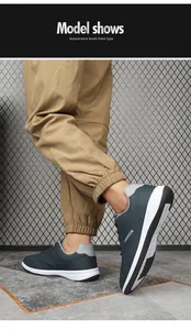 Detail van donkerblauwe leren sneakers met witte dempende zool aan het model
