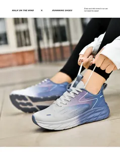 Seitenansicht der Verlaufslaufschuhe in Blau-Lila mit atmungsaktivem Mesh und dicker Sohle
