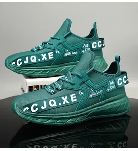 Dettaglio scarpa da corsa mesh verde scuro con tessuto traspirante e scritte CCJQ