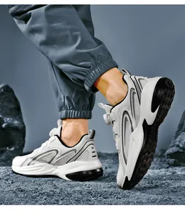 Detailweergave van ademende mesh hardloopschoenen met draaisluiting op een model