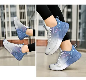 Detail von atmungsaktiven Mesh-Laufschuhen mit blau-violettem Farbverlauf und Dämpfungssohle