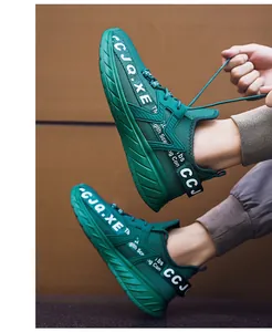 Dettaglio delle scarpe da running in mesh verde scuro con scritte bianche e lacci