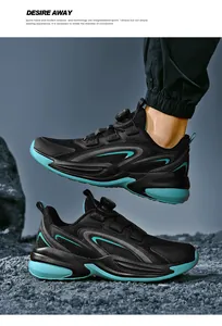 Detail van ademende mesh hardloopschoenen met draaisluiting op rotsachtig terrein