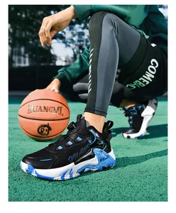 Detail von atmungsaktiven Basketballschuhen mit Drehverschluss und Camouflage-Laufsohle