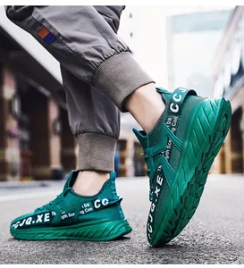 Scatto di scarpe da corsa in mesh verde scuro con suole spesse antiscivolo