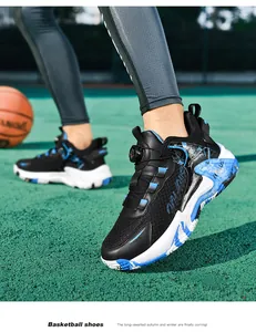 Dynamische Froschperspektive der Basketballschuhe mit Drehverschluss auf dem Sportplatz