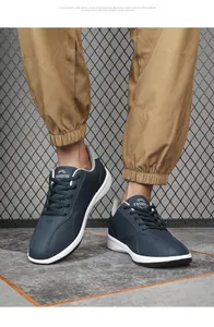 Detailopname van donkerblauwe leren casual sneakers met dikke witte antislip rubberen zool