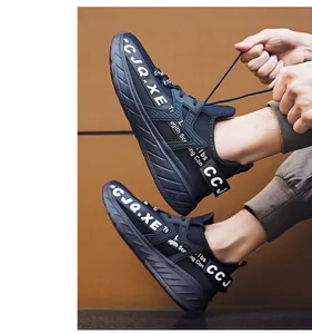 Dettaglio di scarpa da corsa blu navy leggera con mesh traspirante e design stringato