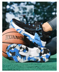 Details von Basketballschuhen mit Drehverschluss und rutschfester Camouflage-Sohle