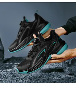 Detail van ademende hardloopschoenen met innovatief draaisluitingsysteem en dikke zool