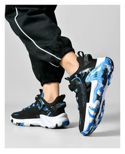 Details von atmungsaktiven Basketballschuhen mit Drehverschluss und Tarnmuster-Sohle