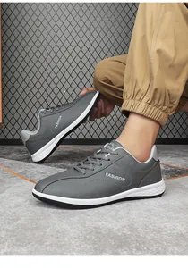 Zijaanzicht van grijze heren sneakers van imitatieleer met Fashion-logo op de zijkant