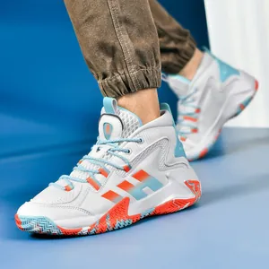 Baskets de basket mi-hautes blanches, orange et bleues avec semelle en caoutchouc