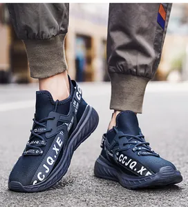 Dettaglio macro di sneaker in mesh blu navy con stampa industriale e trama fine