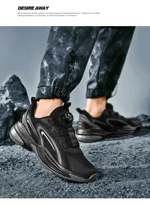 Detail van zwarte ademende mesh hardloopschoenen met een snel verstelbare draaigesp