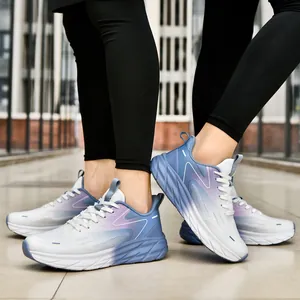 Atmungsaktive Laufschuhe mit blau-weißem Farbverlauf und dicker, rutschfester Sohle