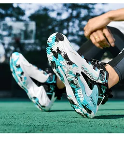 Detail von Basketballschuhen mit Drehverschluss und rutschfester Camo-Gummisohle