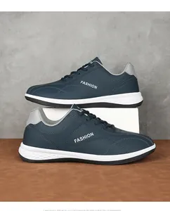 Detailweergave van donkerblauwe leren sneakers voor heren met modetekst en zijprofiel