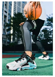Detail eines weißen Basketball-Sneakers mit blauen Akzenten und praktischem Drehverschluss