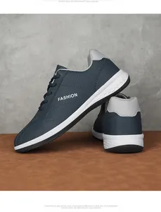 Detail van donkerblauwe kunstlederen sneakers met witte zool en de tekst FASHION opzij